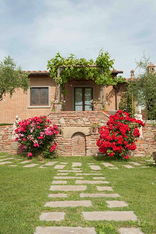 Immagini dell’agriturismo Pratovalle con piscina e appartamenti a Cortona nel cuore della Valdichiana