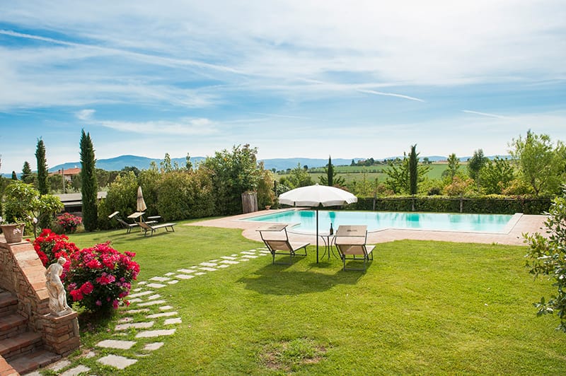 Immagini dell’agriturismo Pratovalle con piscina e appartamenti a Cortona nel cuore della Valdichiana