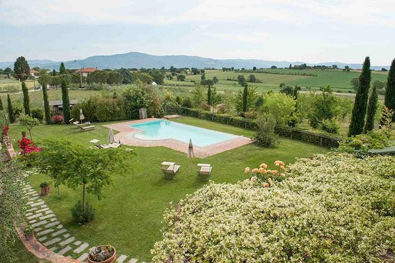 Immagini dell’agriturismo Pratovalle con piscina e appartamenti a Cortona nel cuore della Valdichiana
