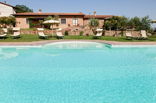 Immagini dell’agriturismo Pratovalle con piscina e appartamenti a Cortona nel cuore della Valdichiana